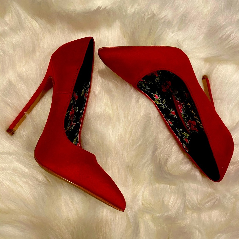 Suede red pumps
